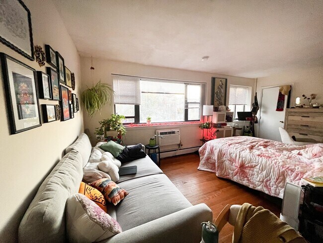 1027 Commonwealth Ave in Boston, MA - Building Photo - Building Photo