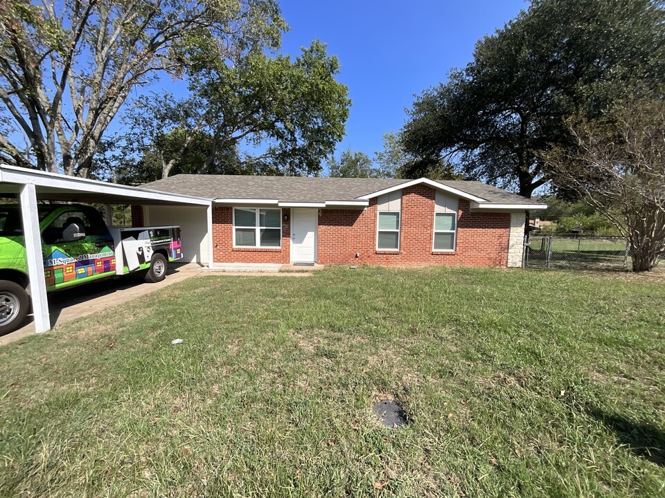 405 E Pine Ave in Malakoff, TX - Building Photo