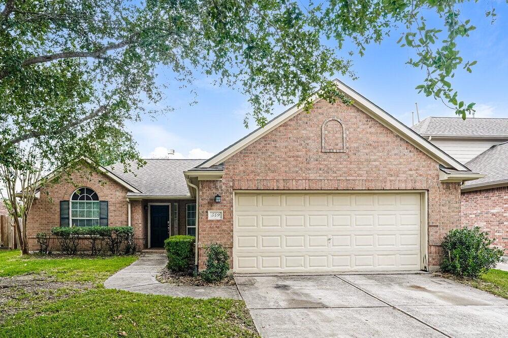 549 Green Cedar Dr in League City, TX - Building Photo