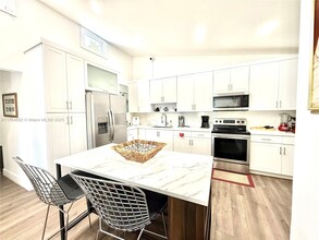 920 NW 84th St in Miami, FL - Foto de edificio - Building Photo