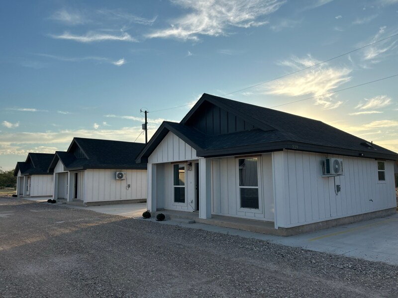 229 Dub Dr in Eagle Pass, TX - Foto de edificio