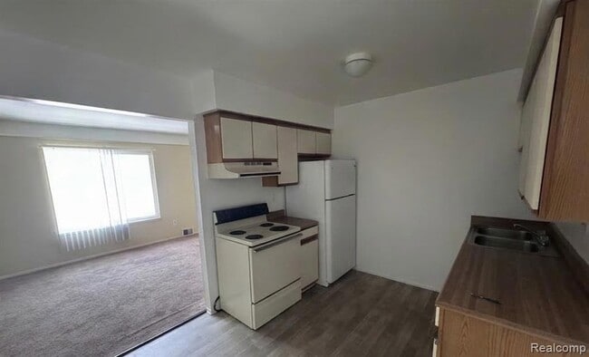 16481 E 10 Mile Rd, Unit 10 in Eastpointe, MI - Foto de edificio - Building Photo