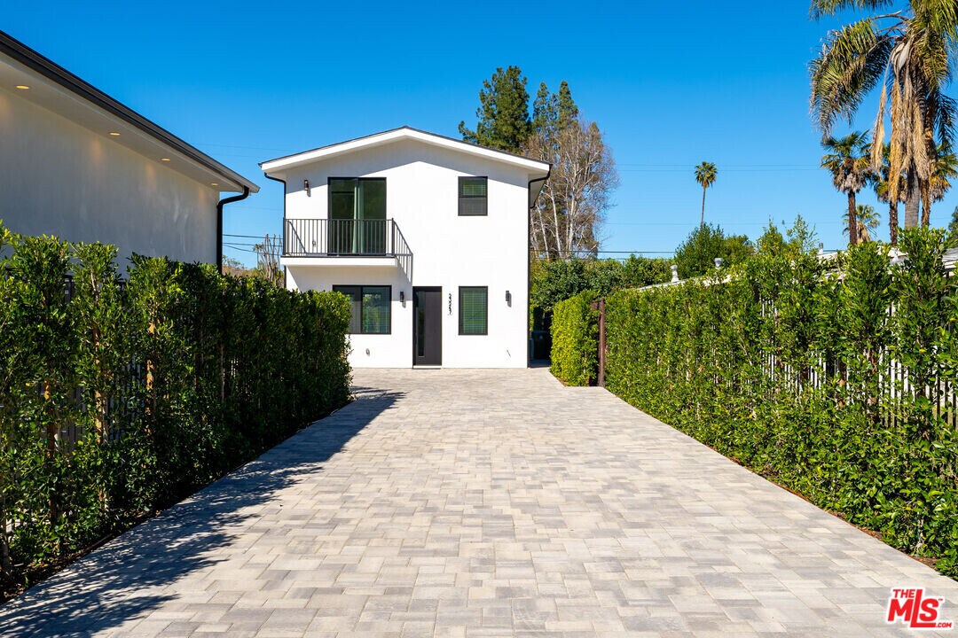 23247 Calvert St in Los Angeles, CA - Building Photo