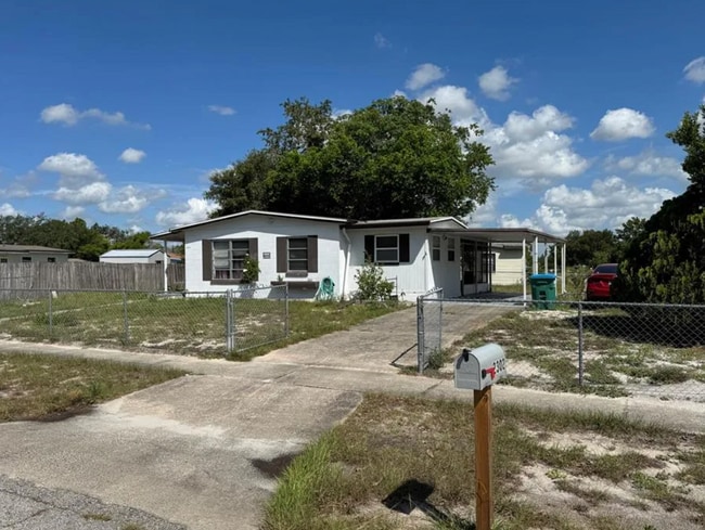 2302 Greenwood St in Deltona, FL - Foto de edificio - Building Photo