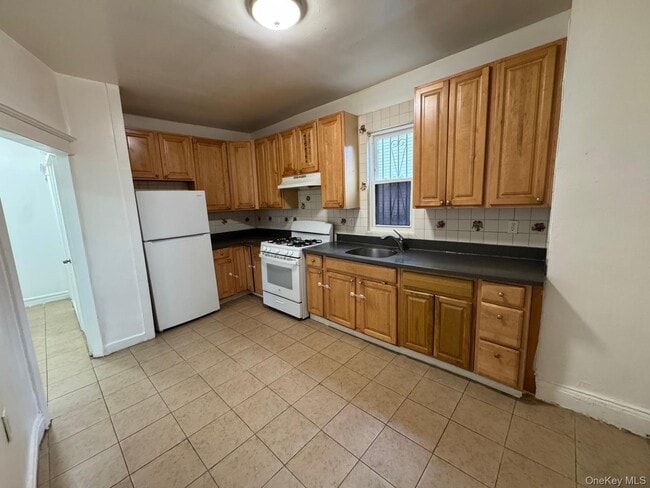 27-24 Gillmore St in Queens, NY - Building Photo - Building Photo