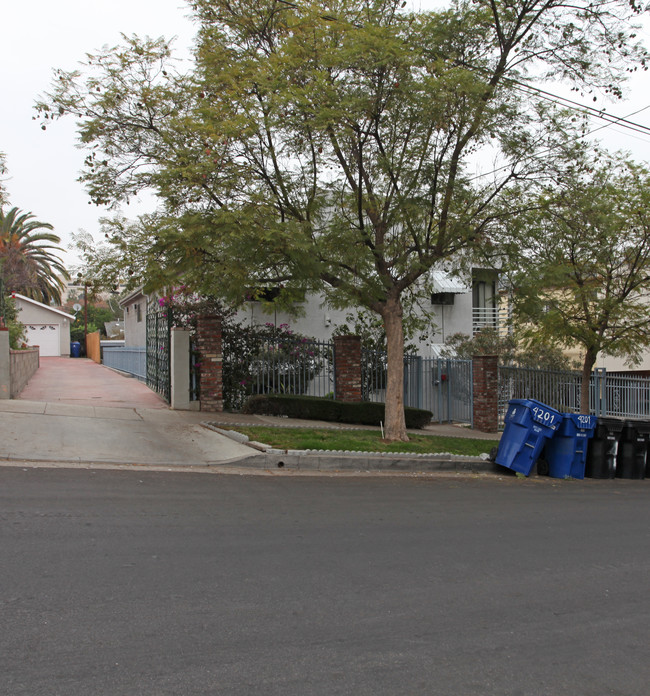 4201 Cumberland Ave in Los Angeles, CA - Foto de edificio - Building Photo