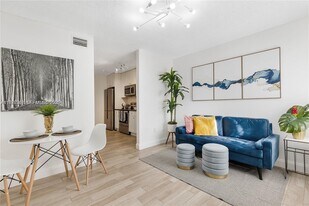 815 NW 30th St in Miami, FL - Building Photo