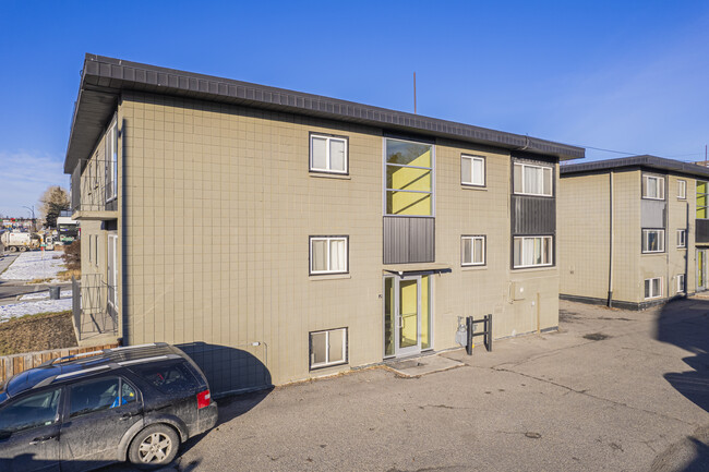 1740-1744 28th St SW in Calgary, AB - Building Photo - Building Photo