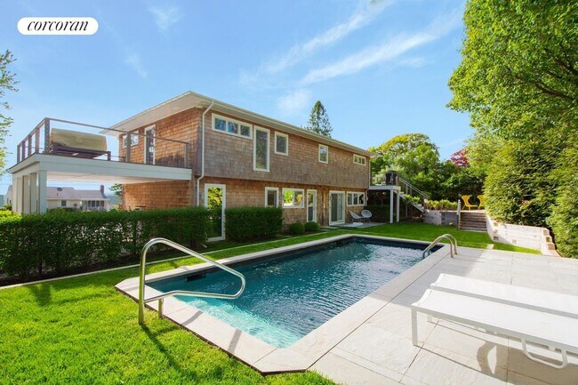 46 Cliff Dr in Sag Harbor, NY - Building Photo - Building Photo