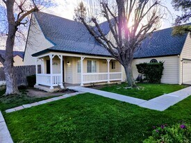 832 Burlingame Ave in Clovis, CA - Building Photo