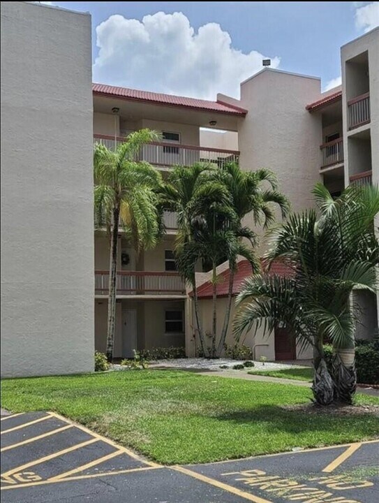 9411 Evergreen Pl-Unit -205 in Davie, FL - Foto de edificio