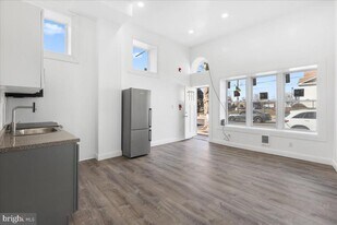 6940 Woodland Ave in Philadelphia, PA - Building Photo