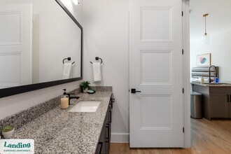 650 E Sycamore St, Unit 3117 in Denton, TX - Foto de edificio - Building Photo