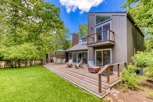 4 Diane Dr in East Hampton, NY - Building Photo