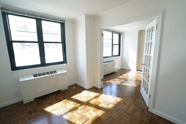 330 W 58th St in New York, NY - Building Photo - Building Photo