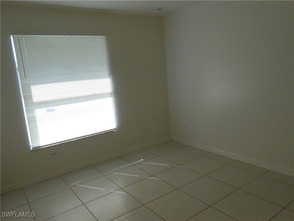 4946 Golfview Blvd in Lehigh Acres, FL - Building Photo