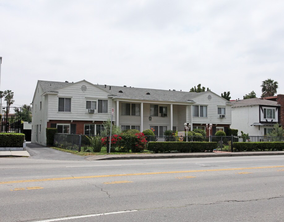 5330 Whitsett Ave in Valley Village, CA - Building Photo