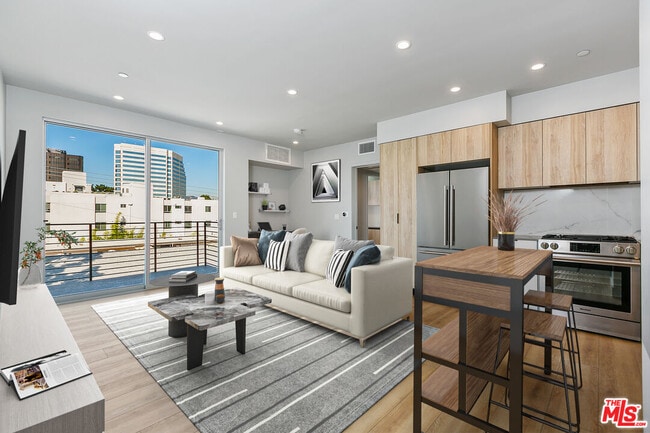 12431 Rochester Ave in Los Angeles, CA - Building Photo - Building Photo