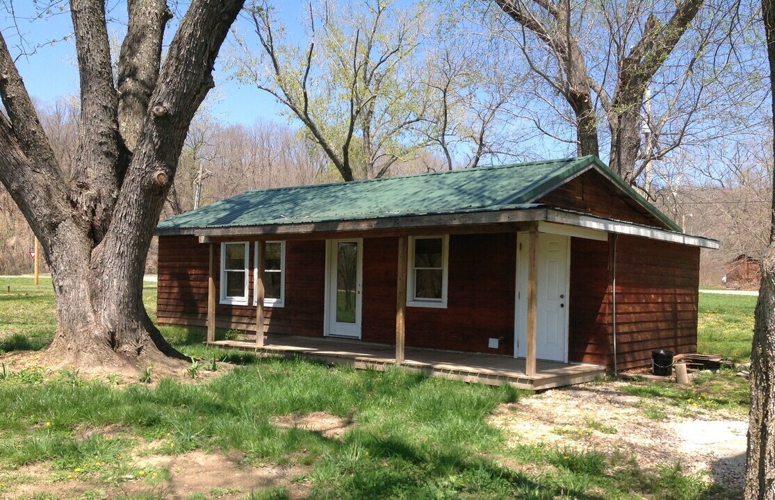 21045 Teardrop Rd in Devils Elbow, MO - Building Photo