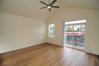 8417 SW 24th Ave in Portland, OR - Foto de edificio - Building Photo