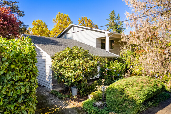 2121 NE 17th Ave in Portland, OR - Foto de edificio - Building Photo