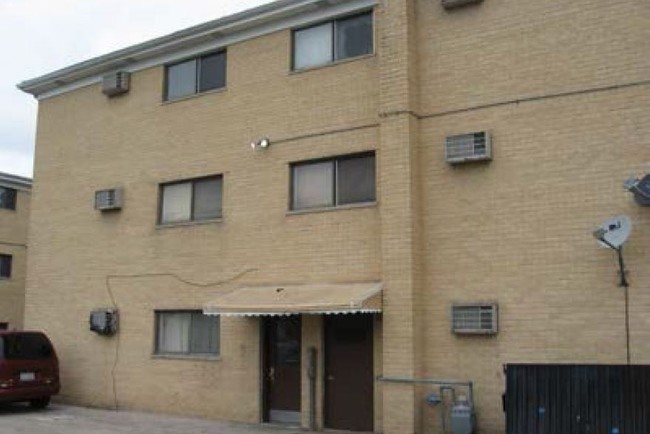 2151 Narcissus Ave in Hanover Park, IL - Building Photo - Building Photo