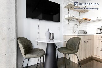 108 W Chicago Ave in Chicago, IL - Foto de edificio - Building Photo