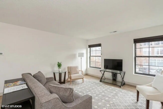 700 Liberty St in Pella, IA - Foto de edificio - Building Photo