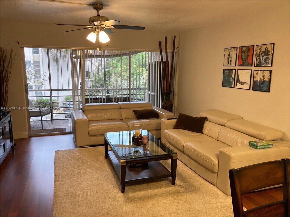 469 N Pine Island Rd in Plantation, FL - Building Photo