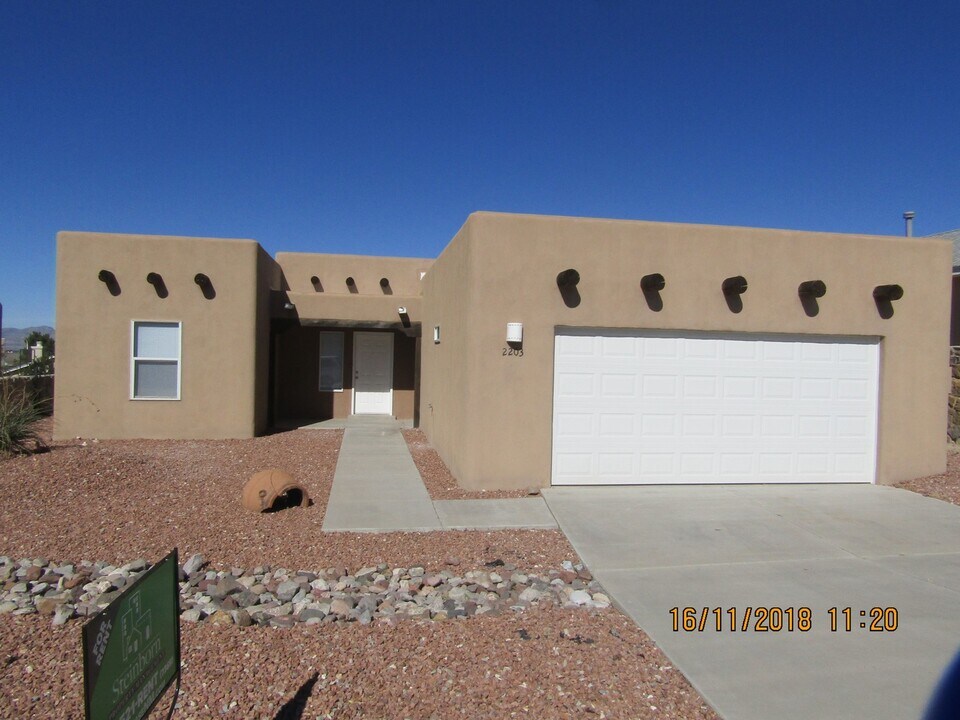 2203 Santo Domingo Ave in Las Cruces, NM - Building Photo