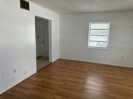 6101 Cleveland St in Hollywood, FL - Building Photo