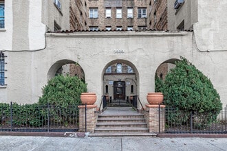 2320 Bronx Park E in Bronx, NY - Building Photo - Building Photo