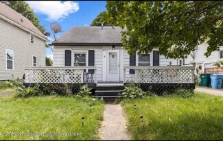 614 Woodbury Ave in Lansing, MI - Building Photo