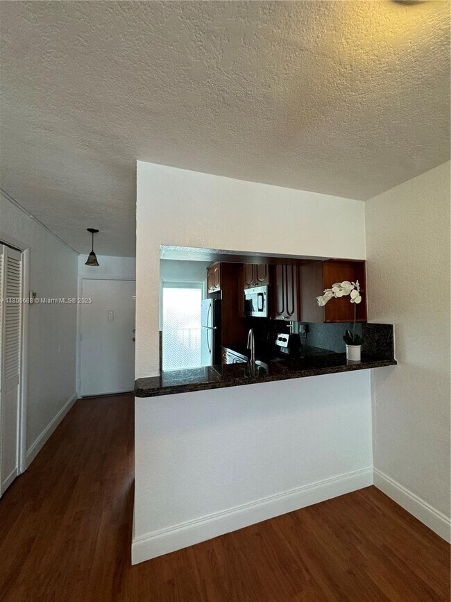 427 Santander Ave, Unit 405 in Coral Gables, FL - Building Photo - Building Photo