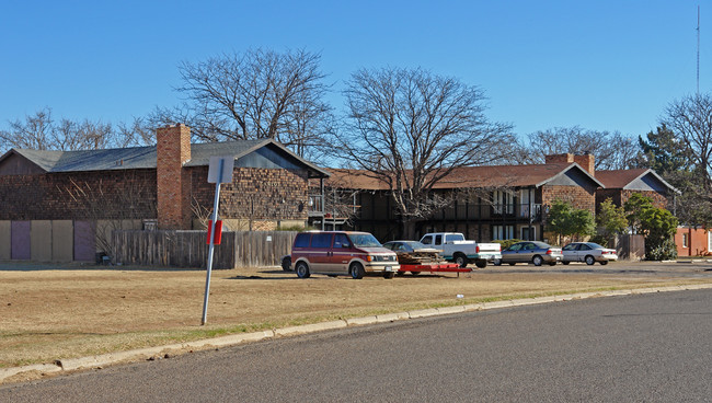 Camlot Apartments in Lubbock, TX - Building Photo - Building Photo