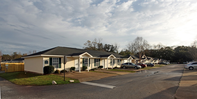 Robins Place in Pensacola, FL - Foto de edificio - Building Photo