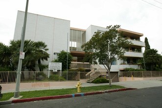 6727 Sylmar Ave in Van Nuys, CA - Building Photo - Building Photo