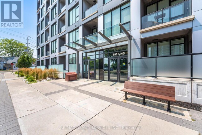 690 King St W in Kitchener, ON - Building Photo - Building Photo