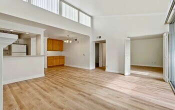 5325 Newcastle Ave, Unit 342 in Encino, CA - Foto de edificio - Building Photo