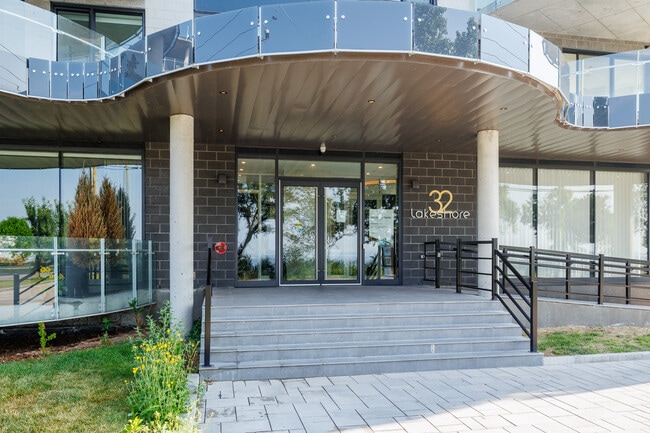 32 Lakeshore in Pointe-claire, QC - Building Photo - Building Photo
