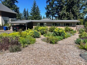 15064 SE 43rd Pl in Bellevue, WA - Building Photo - Building Photo