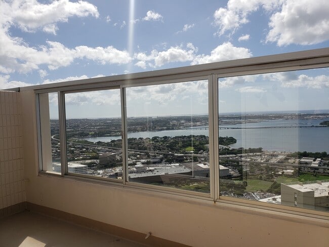 property at PEARLRIDGE Sq