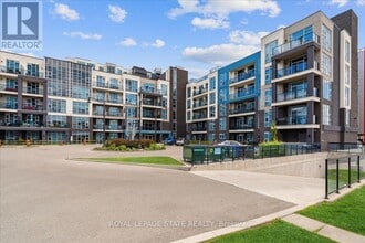 10 Concord Pl in Grimsby, ON - Building Photo - Building Photo