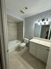 9999 Summerbreeze Dr in Sunrise, FL - Foto de edificio - Building Photo