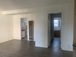 10871 Whipple St, Unit 10871 in Toluca Lake, CA - Foto de edificio - Building Photo