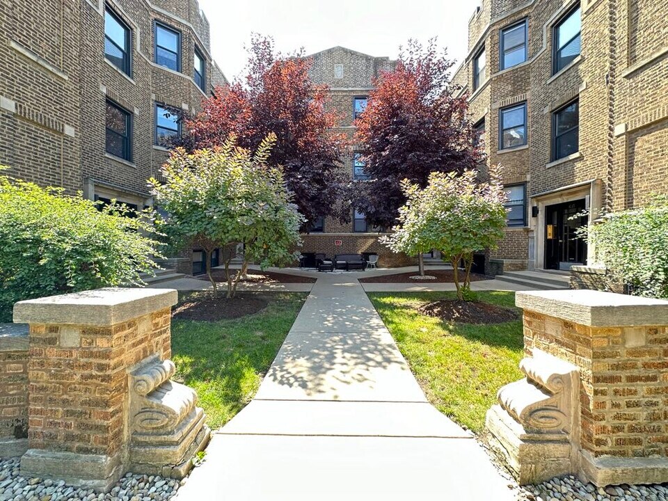 629 W Cornelia in Chicago, IL - Building Photo
