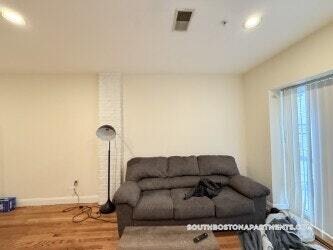 550 E 3rd St, Unit 1