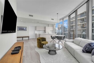 55 SW 9th St in Miami, FL - Building Photo - Building Photo