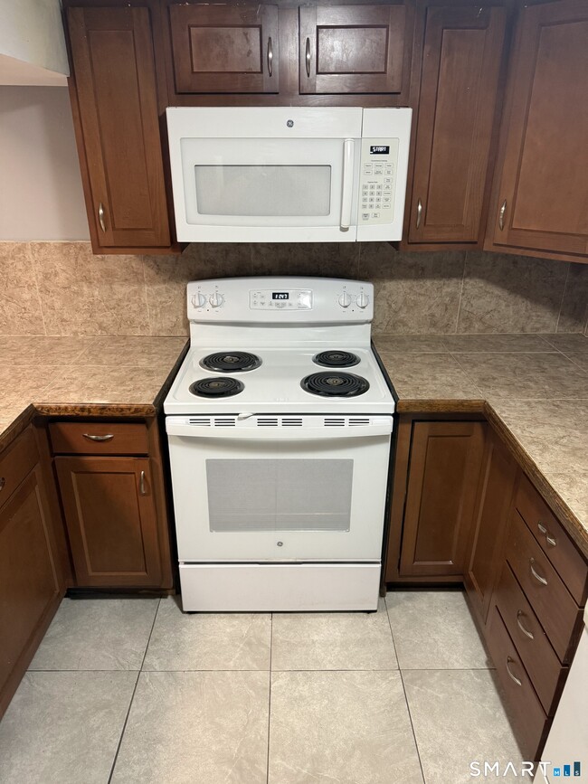 42 Cottage St in Bridgeport, CT - Building Photo - Building Photo