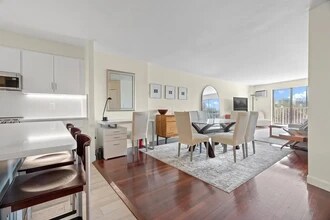 131 Coolidge Ave, Unit #420 in Watertown, MA - Foto de edificio - Building Photo